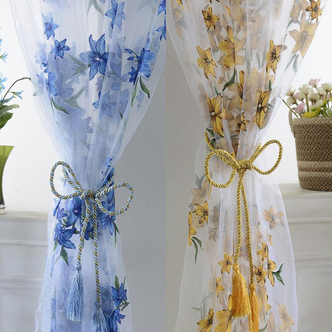 Visillo bordado con flores azules