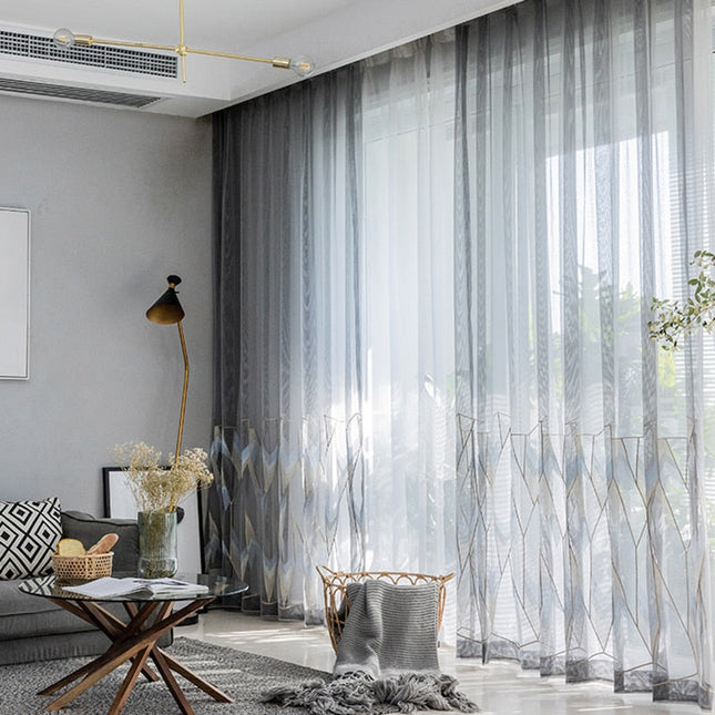 Visillo moderno con bordado geométrico