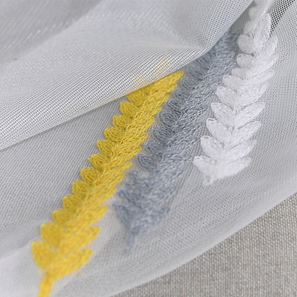 Visillo bordado con motivo geométrico.