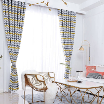 Cortina opaca amarilla con estampado cheurón