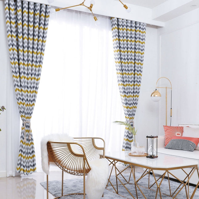 Cortina opaca amarilla con estampado cheurón