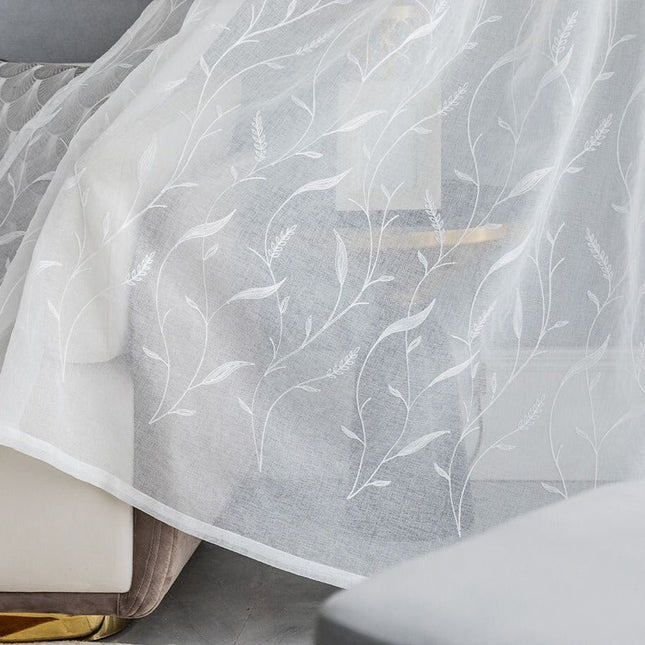 Visillo de lino con ramas bordadas