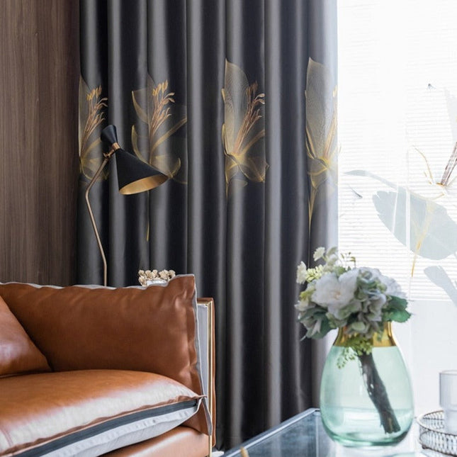 Cortina opaca gris con estampado floral