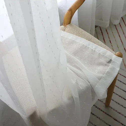 Visillo blanco con motivo de plumeti