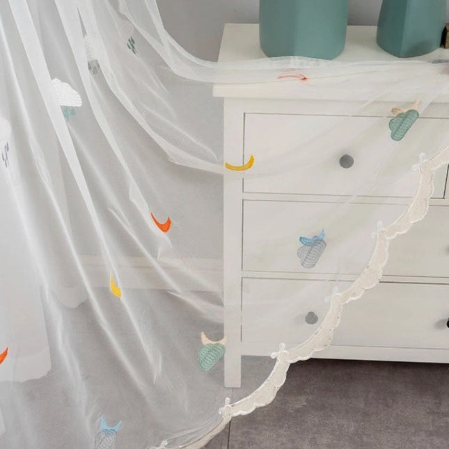 Visillo para habitación infantil con bordados
