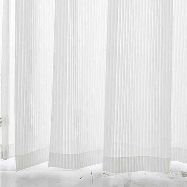 Visillo translúcido con pliegues verticales