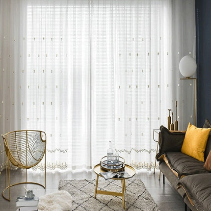 Visillo con pequeñas flores bordadas