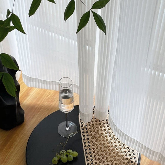 Visillo translúcido con pliegues verticales