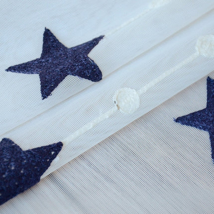 Visillo infantil con estrellas azules bordadas