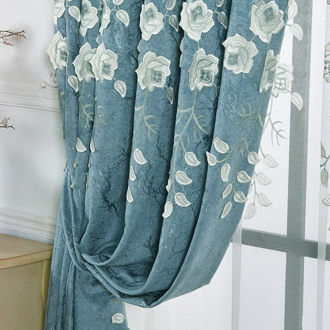 Cortina azul y blanca bordada floral