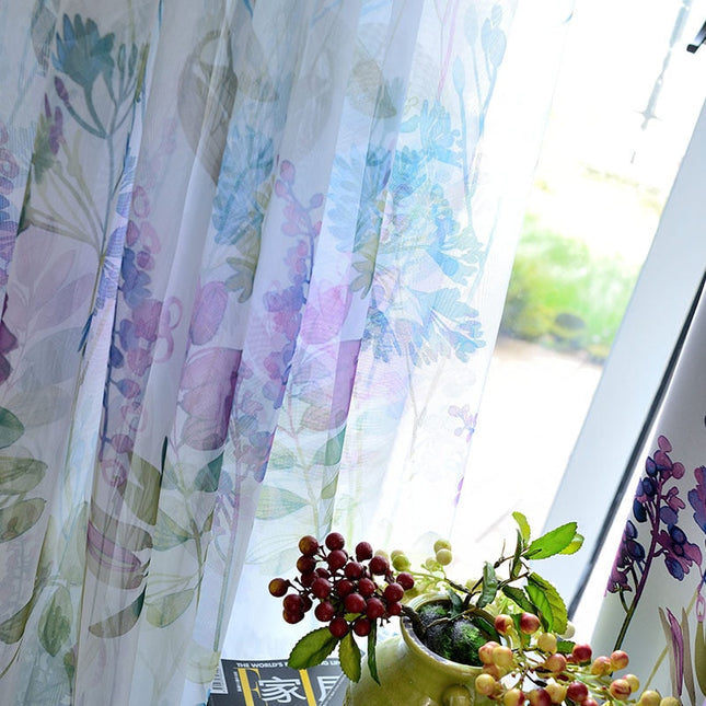 Visillo con estampado floral tipo acuarela.