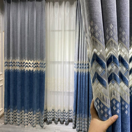 Visillo con cenefa geométrica bordada