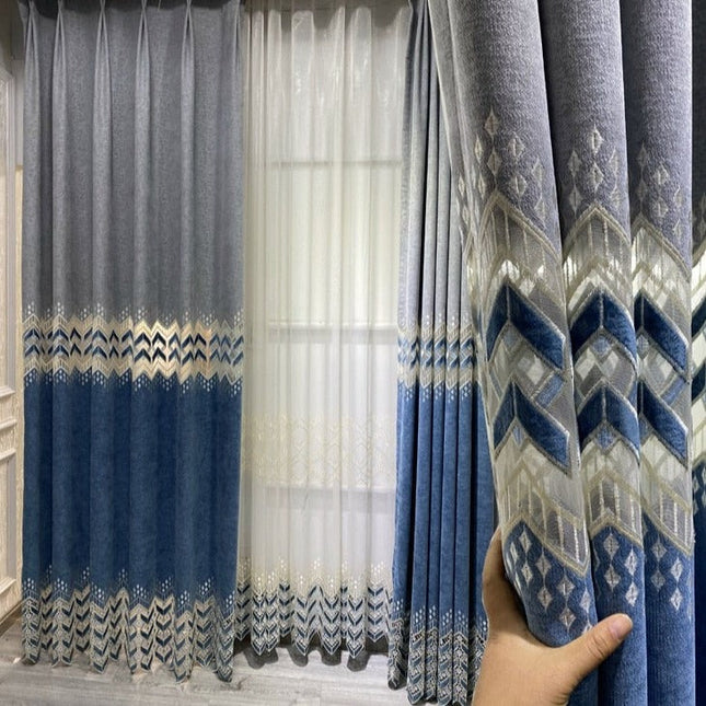 Visillo con cenefa geométrica bordada