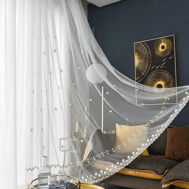 Visillo con pequeñas flores bordadas