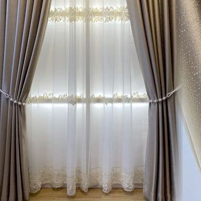 Visillo con elegante borde de encaje
