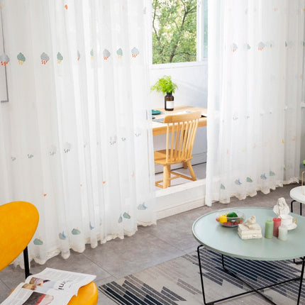 Visillo para habitación infantil con bordados