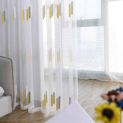 Visillo bordado con motivo geométrico.