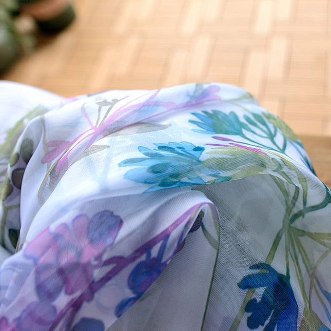 Visillo con estampado floral tipo acuarela.