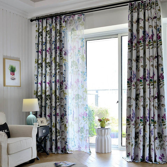 Visillo con estampado floral tipo acuarela.