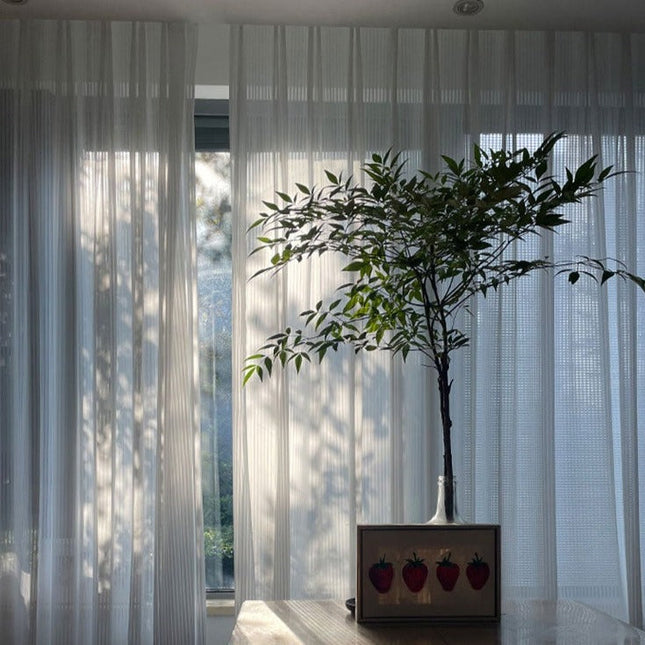 Visillo translúcido con pliegues verticales