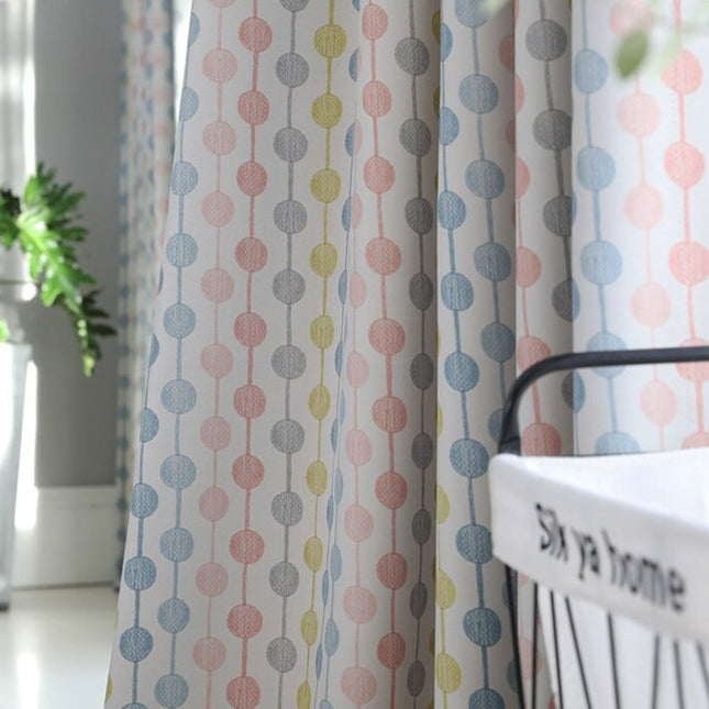 Cortina infantil rosa con círculos
