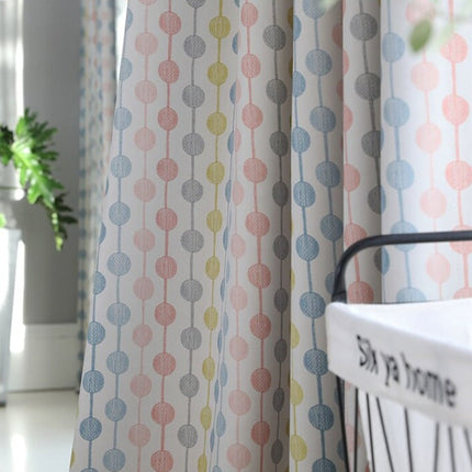 Cortina infantil rosa con círculos