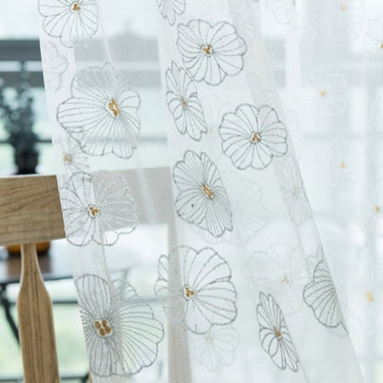 Visillo blanco con flores finas bordadas