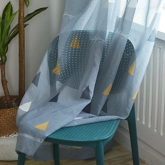 Visillo con estampado de triángulos moderno.