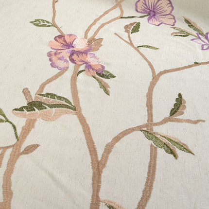 Cortina bordada con ramas y flores