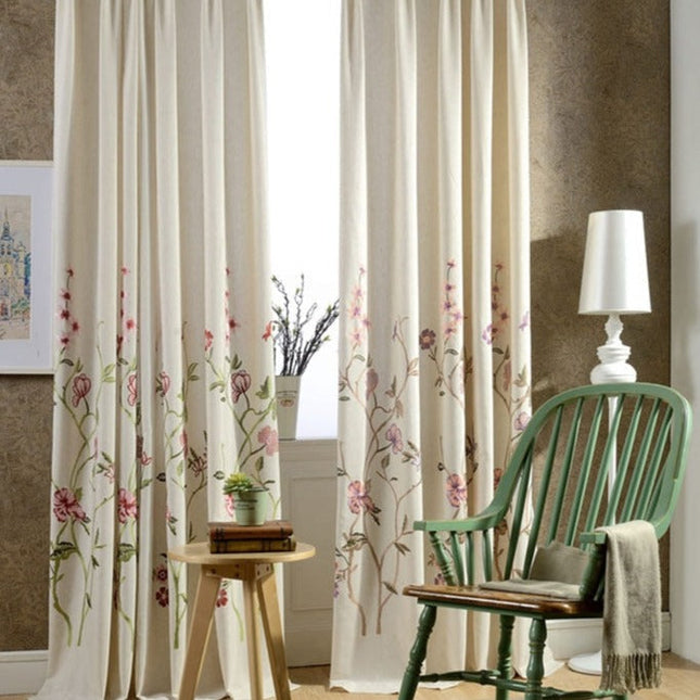 Cortina bordada con ramas y flores