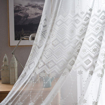 Visillo blanco bordado con motivos geométricos