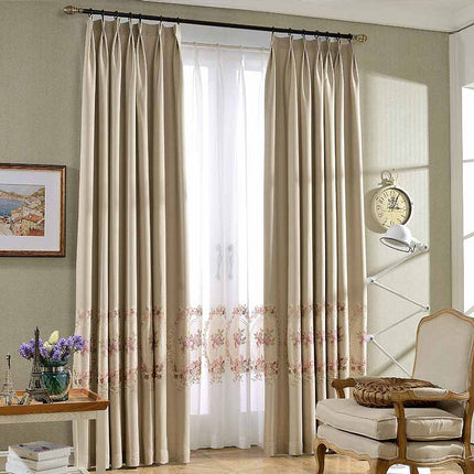 Cortina opaca con cenefa floral bordada