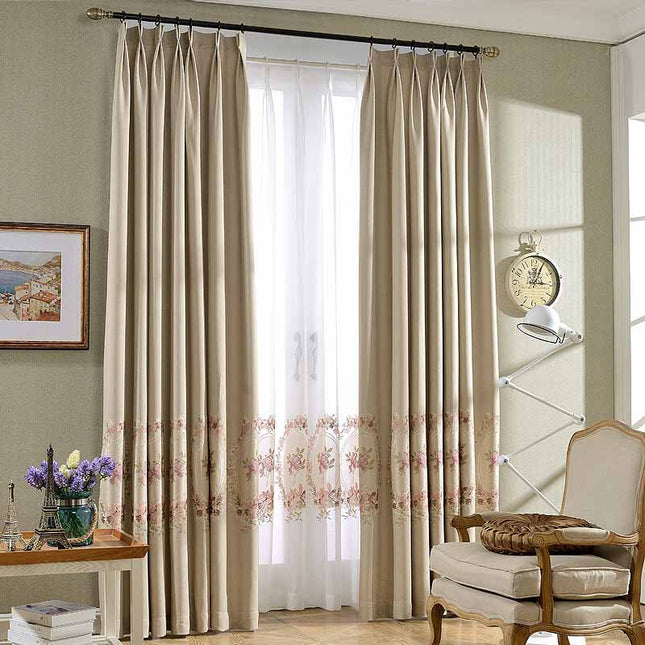 Cortina opaca con cenefa floral bordada