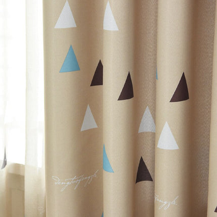 Cortina con estampado de triángulos geométricos