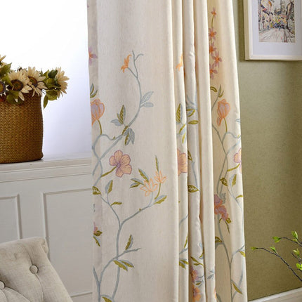 Cortina bordada con ramas y flores