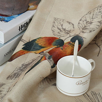 Cortina estampada con pájaros y hojas