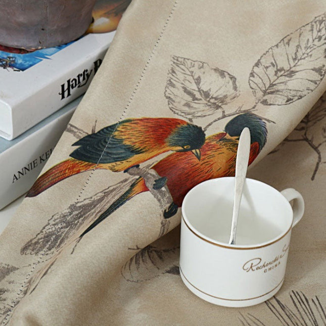 Cortina estampada con pájaros y hojas