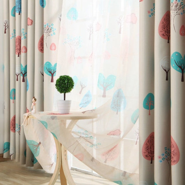 Visillo infantil con estampado de árboles