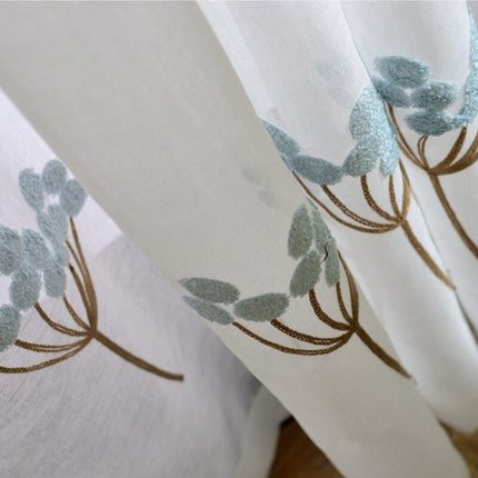 Visillo bordado con flores azul pálido