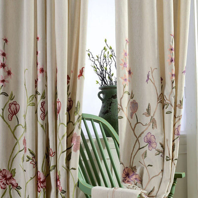 Cortina bordada con ramas y flores