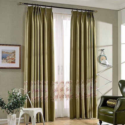 Cortina opaca con cenefa floral bordada