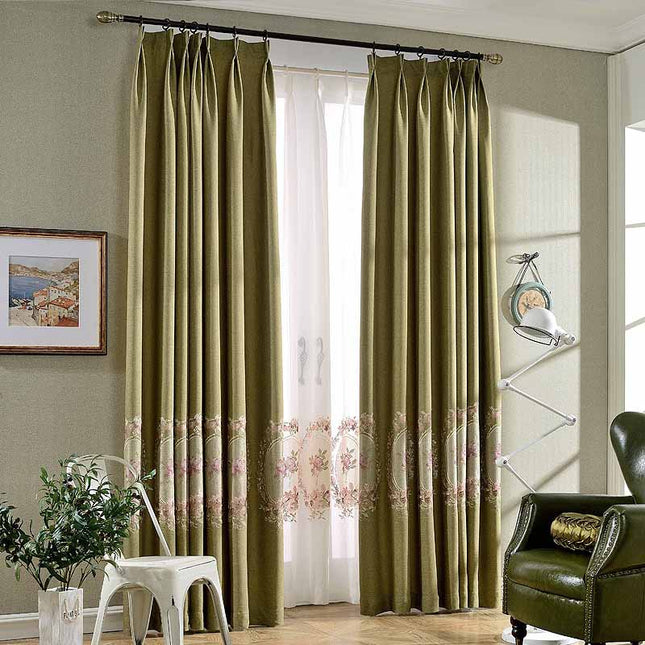 Cortina opaca con cenefa floral bordada