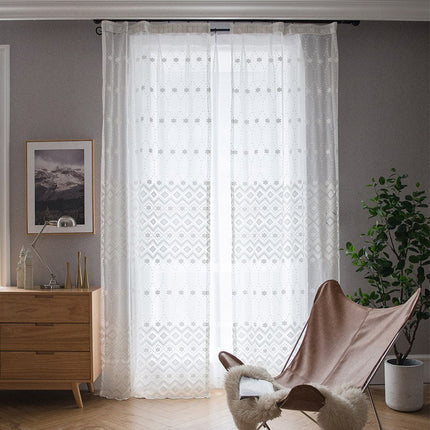 Visillo blanco bordado con motivos geométricos