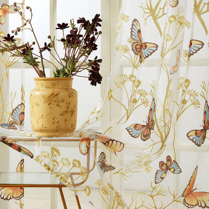 Visillo infantil con mariposas bordadas