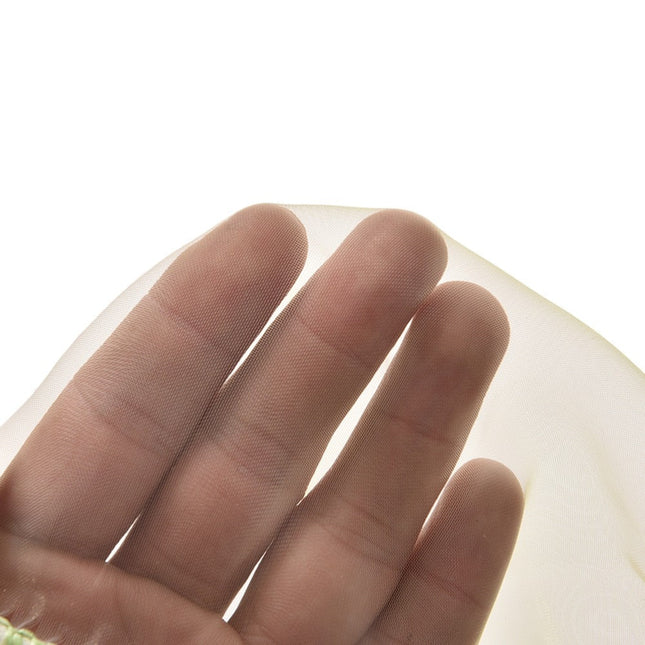 Visillo translúcido con hojas colgantes