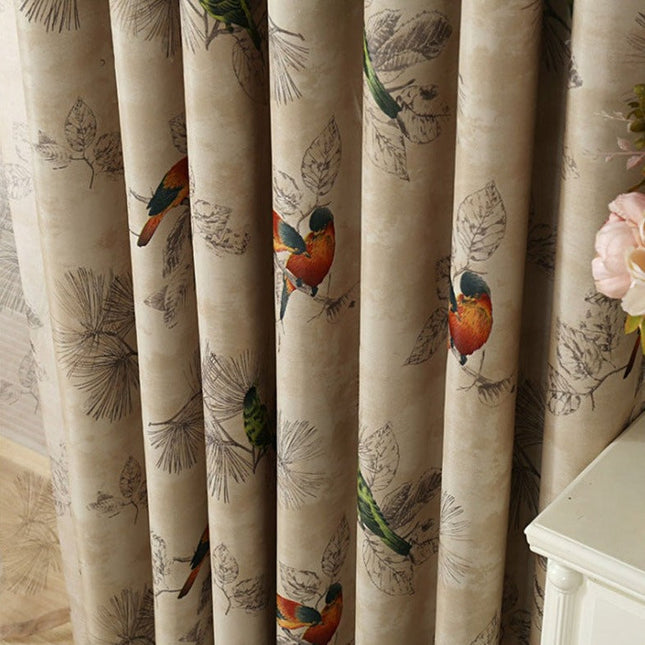Cortina estampada con pájaros y hojas
