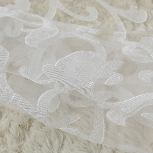 Visillo blanco con bordado damasco