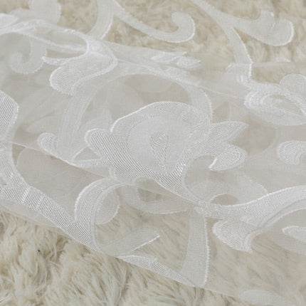 Visillo blanco con bordado damasco