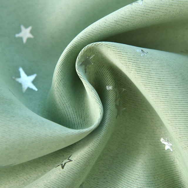 Cortina opaca infantil verde con estrellas