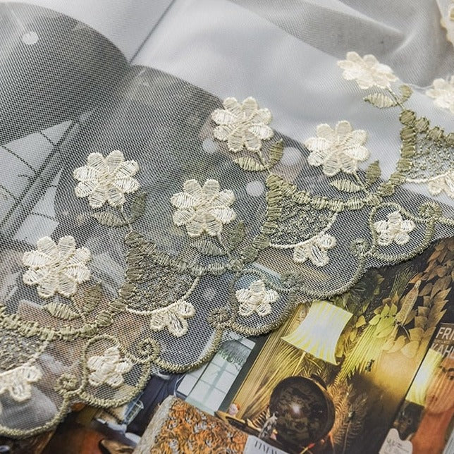 Visillo con pequeñas flores bordadas